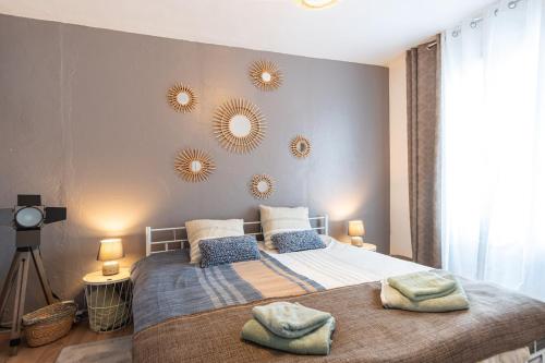 - une chambre dotée d'un lit avec des miroirs sur le mur dans l'établissement Le Transatlantique - Terrasse ext privative, au Havre