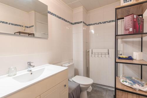 une salle de bain avec un lavabo et des toilettes dans l'établissement Le Transatlantique - Terrasse ext privative, au Havre