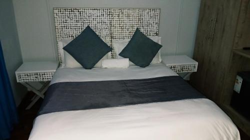 Una cama o camas en una habitación de PLANES