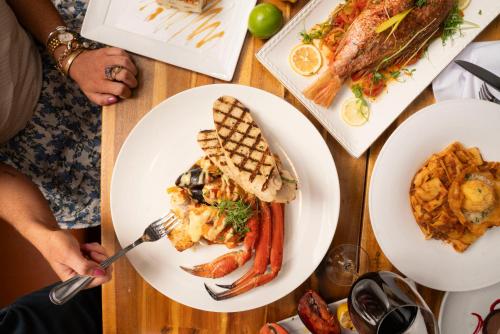 Makanan di atau berdekatan hotel
