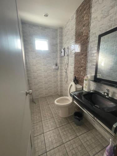 un bagno con un water e un lavandino di C-Hill Camp&Resort a Mae Rim