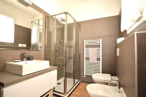 a bathroom with a sink and a shower and a toilet at Sant'Andrea - soggiorna a due passi dalla storia in Padova
