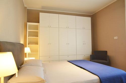 a bedroom with a bed and a cabinet and a chair at Sant'Andrea - soggiorna a due passi dalla storia in Padova