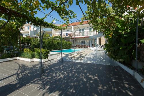 Swimmingpoolen hos eller tæt på Beachfront Holiday Home MaMi