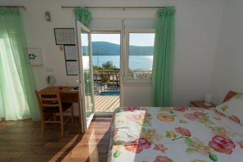 En eller flere senge i et værelse på Beachfront Holiday Home MaMi