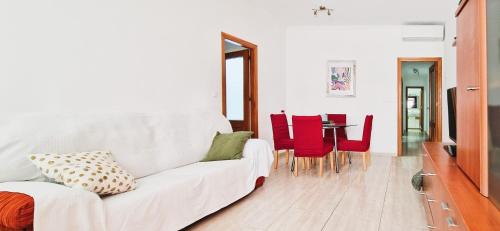 a living room with a white couch and red chairs at Apto Familiar en Alicante, 4 Pax, 3 Camas, 2 Baños in Elche