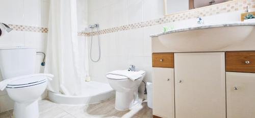 a bathroom with a sink and a toilet and a bath tub at Apto Familiar en Alicante, 4 Pax, 3 Camas, 2 Baños in Elche