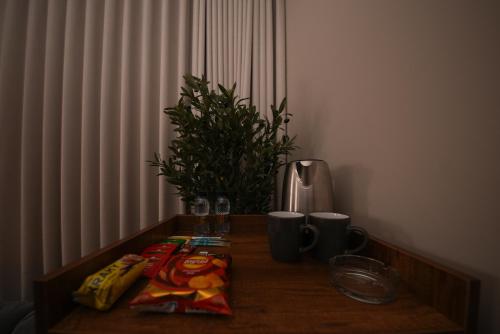 a wooden table with chips and drinks on it at Nma a Residences 2 in Riyadh
