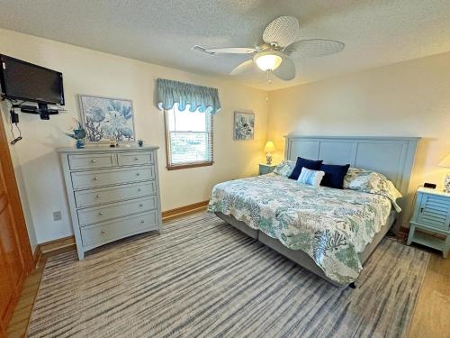 een slaapkamer met een bed en een plafondventilator bij SN9241- Atlantic Horizons in Nags Head