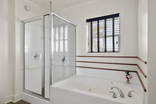 Bilik mandi di Regatta Inn - Adults Only