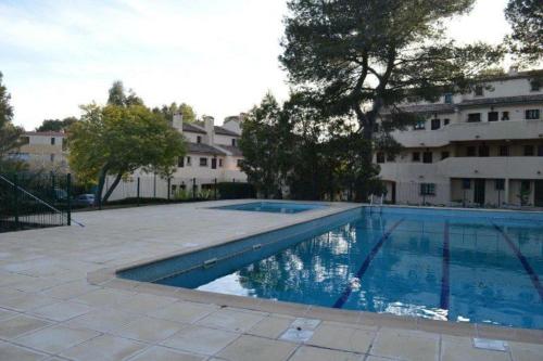 une piscine devant un immeuble dans l'établissement Proche Mer YourHosteHelper, à Saint-Raphaël