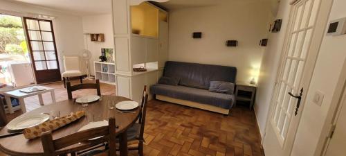 un salon avec une table et un canapé dans l'établissement Proche Mer YourHosteHelper, à Saint-Raphaël