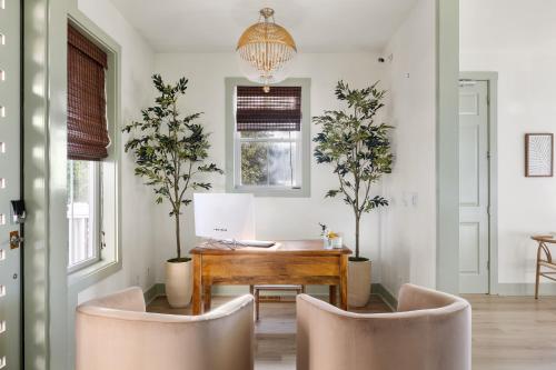 Ruang duduk di Regatta Inn - Adults Only