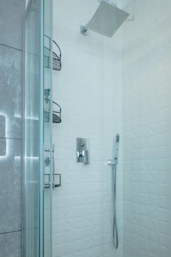 a bathroom with a shower with a glass door at Casa Louise - appartamento Don Bedetti in Bologna