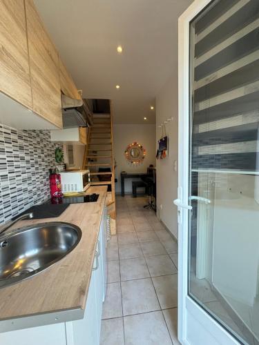 une cuisine avec un évier et un plan de travail dans l'établissement Studio Fréjus Plage, à Fréjus