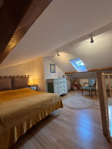 une chambre avec un lit, un bureau et une fenêtre dans l'établissement Studio Fréjus Plage, à Fréjus