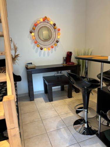 Cette chambre comprend une table et un miroir mural. dans l'établissement Studio Fréjus Plage, à Fréjus