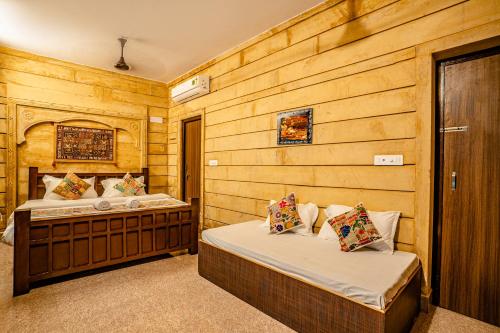 Postel nebo postele na pokoji v ubytování Relax Inn Jaisalmer