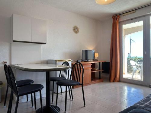 une cuisine avec une table et des chaises dans une pièce dans l'établissement Appart 2 pièces 4 couchages BANYULS SUR MER BN120-4114, à Banyuls-sur-Mer