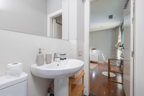 Et badeværelse på Cathedral Suites II -Plaza del Obispo