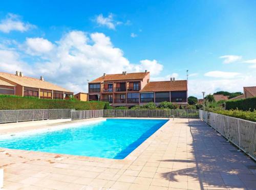 une piscine devant une maison dans l'établissement Appartement 2 pièces mezzanine - Gruissan GN020-238, à Gruissan