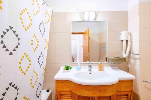 Et badeværelse på Enjoy Madeira 1