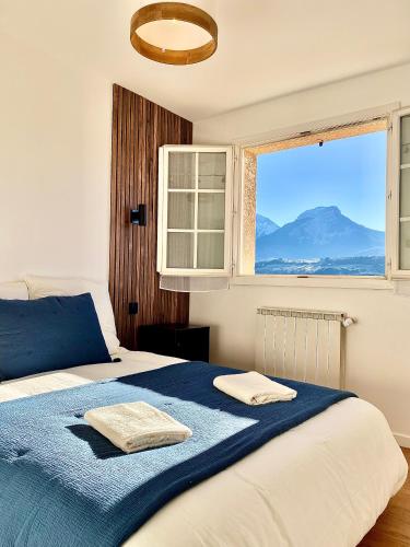 une chambre avec un grand lit et une fenêtre dans l'établissement Mon espace bien-être, à Ponsonnas