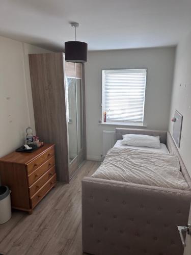 Ένα ή περισσότερα κρεβάτια σε δωμάτιο στο Private single bedroom in beautiful house