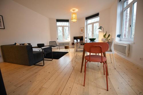 un salon avec un canapé et une table dans l'établissement T3 lumineux au coeur de Moulins garage 2 places, à Lille