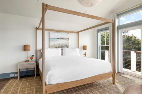 Katil atau katil-katil dalam bilik di Regatta Inn - Adults Only