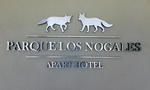 ein Schild mit zwei weißen Katzen an der Tür in der Unterkunft Parque Los Nogales Apart Hotel in Merlo