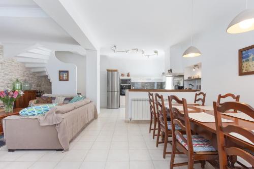 une cuisine et une salle à manger avec une table et des chaises dans l'établissement 19th century winemaker's home, à Nissan-lez-Enserune