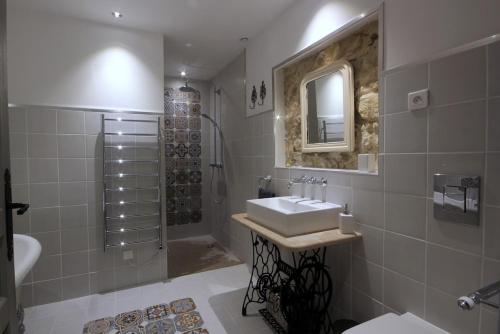 une salle de bain avec un lavabo et une douche dans l'établissement 19th century winemaker's home, à Nissan-lez-Enserune