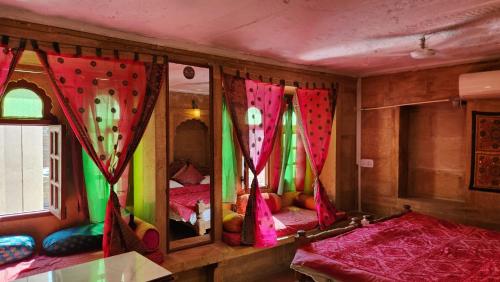 een kamer met 2 bedden en een spiegel bij hotelchotihaveli in Jaisalmer