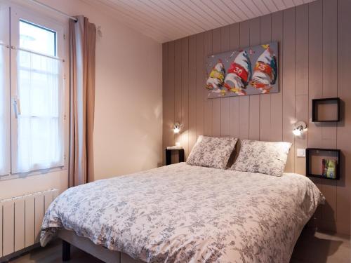 une chambre avec un grand lit et une fenêtre dans l'établissement Escapade Île de Ré, à La Flotte