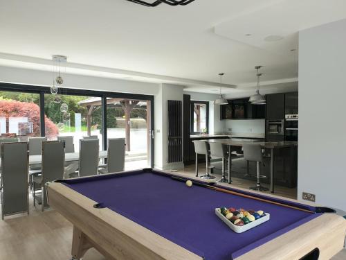 a kitchen with a pool table in a room at Tranquil & Unique Villa on the UK's sunniest place in Ratton Village