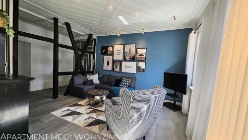 Televisyen dan/atau pusat hiburan di Apartments am Saalebogen mit Gartenterrasse, Grillkamin und freie Parkplätze