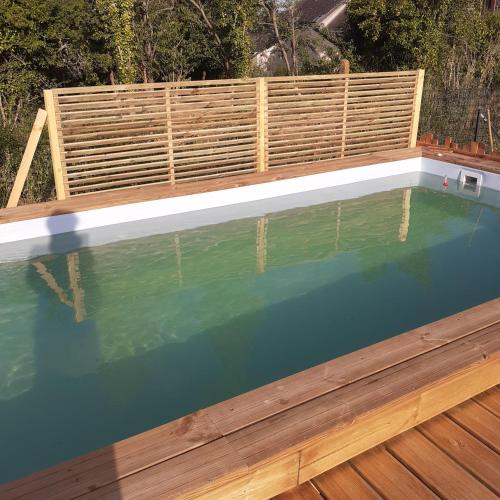 une piscine entourée d'une clôture en bois. dans l'établissement TY FAROMA - SUPERBE MAISON DE VACANCES, à Sarzeau