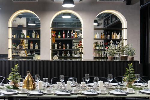 a table in a room with a bar at Hotel GRALTA in Jalostotitlán
