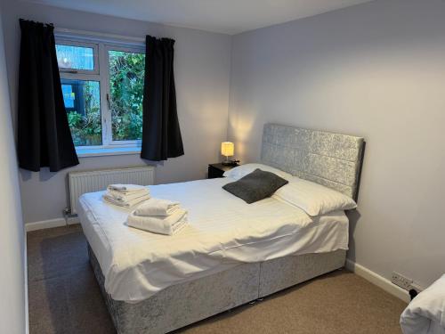 ein Schlafzimmer mit einem Bett mit Handtüchern darauf in der Unterkunft Lleine in Llandysul