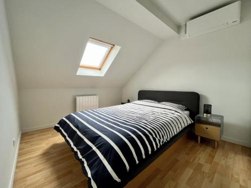 - une chambre avec un lit, une fenêtre et du parquet dans l'établissement Appartement centre avec balcon, à Strasbourg
