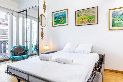 une chambre avec deux lits dans une pièce dans l'établissement GuestReady - Unwind in Style in the heart of Paris, à Paris