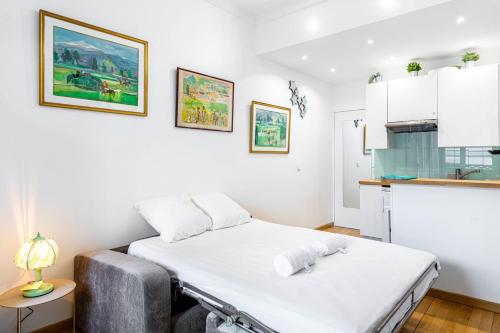Cette petite chambre comprend un lit et une cuisine. dans l'établissement GuestReady - Unwind in Style in the heart of Paris, à Paris