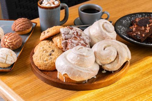 a plate of donuts and cookies on a table at Hotel GRALTA in Jalostotitlán