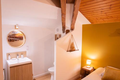 een badkamer met een wastafel en een toilet bij Gîte Du Pré Pommier - Clim - Piscine - Sauna in Azé