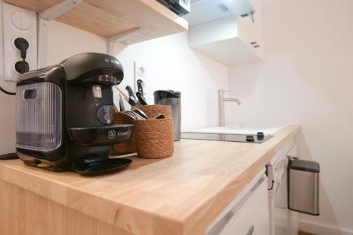 - une cafetière sur un comptoir en bois dans la cuisine dans l'établissement charmant studio rénové port de pêche - 2 personnes, à Les Sables-dʼOlonne