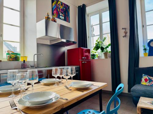 โทรทัศน์และ/หรือระบบความบันเทิงของ Color Lodge - Appartement au centre historique - 4 personnes