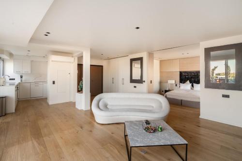 - un grand salon avec un canapé blanc et un lit dans l'établissement Splendide Apartment Rooftop Jacuzzi Tour Eiffel AC, à Paris