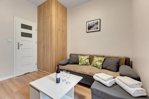 un soggiorno con un divano e un tavolo di Sopot Host a Sopot