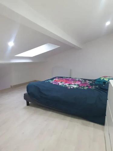 - un grand lit dans une chambre avec plafond dans l'établissement Appartement moderne à Limeil-Brévannes de 56 m² avec jardin, à Limeil-Brévannes